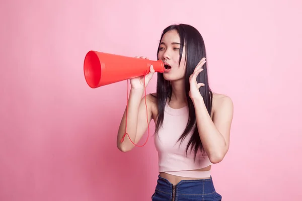 Mooi Jong Aziatisch Vrouw Kondigen Met Megafoon Roze Achtergrond — Stockfoto