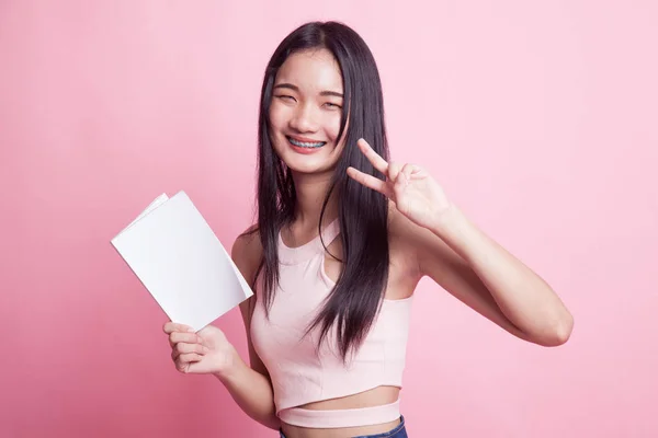 Joven Mujer Asiática Mostrar Signo Vencedor Con Libro Sobre Fondo —  Fotos de Stock