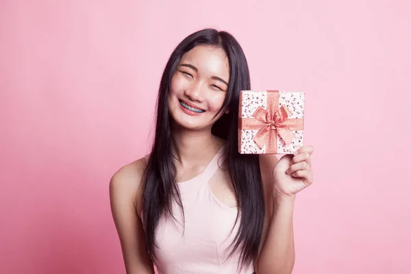 Молодая Азиатка Подарочной Коробкой Розовом Фоне — стоковое фото