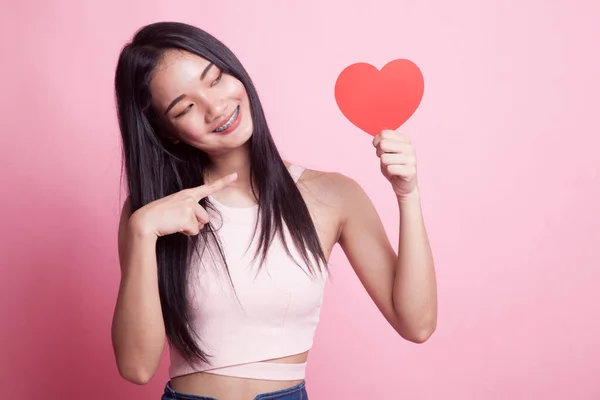 Asiatisk Kvinna Peka Rött Hjärta Rosa Bakgrund — Stockfoto