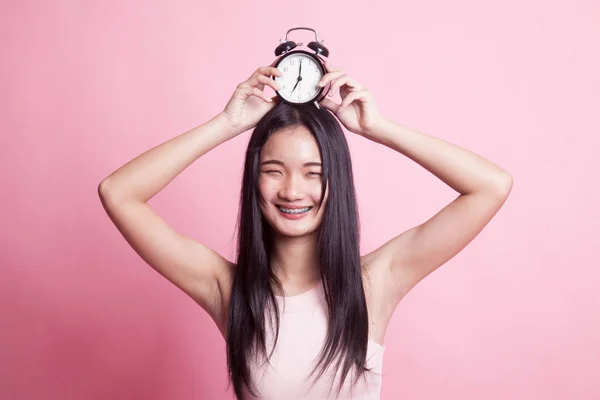 Ung Asiatisk Kvinna Leende Med Klocka Rosa Bakgrund — Stockfoto