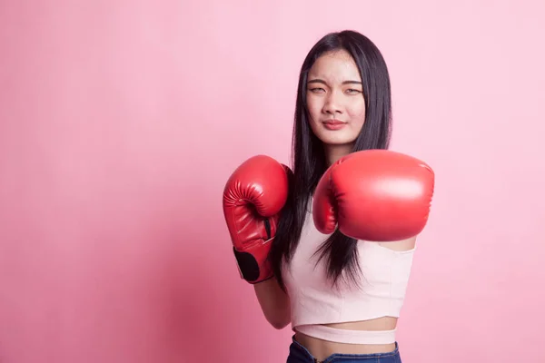 Joven Mujer Asiática Con Guantes Boxeo Rojos Sobre Fondo Rosa —  Fotos de Stock