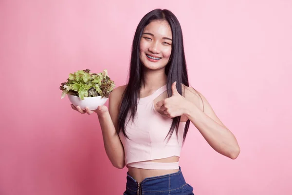 Saludable Mujer Asiática Pulgares Arriba Con Ensalada Sobre Fondo Rosa —  Fotos de Stock