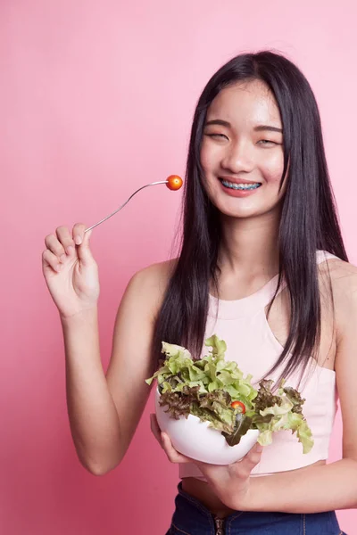 健康的亚洲女人 粉红背景沙拉 — 图库照片