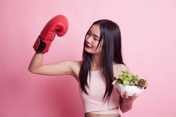 Joven Mujer Asiática Con Guante Boxeo Ensalada Sobre Fondo Rosa —  Fotos de Stock