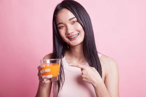 Joven Asiática Mujer Punto Naranja Jugo Rosa Fondo —  Fotos de Stock