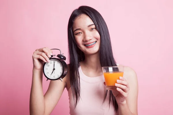 Mujer Asiática Con Reloj Beber Jugo Naranja Sobre Fondo Rosa — Foto de Stock