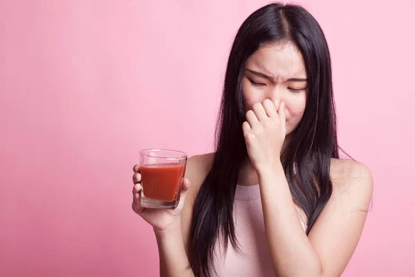 Joven Mujer Asiática Odia Jugo Tomate Sobre Fondo Rosa — Foto de Stock
