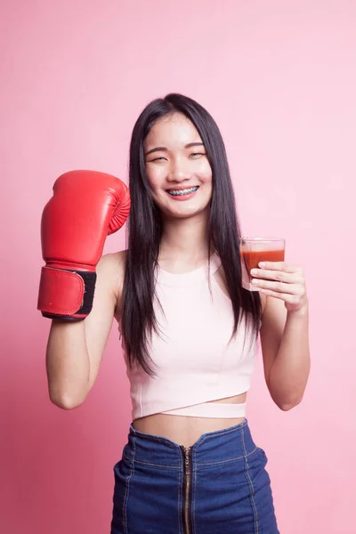 Joven Mujer Asiática Con Jugo Tomate Guante Boxeo Sobre Fondo —  Fotos de Stock