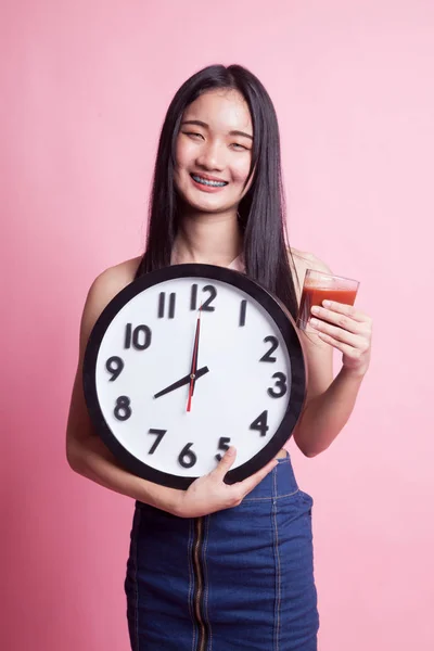 Joven Mujer Asiática Con Jugo Tomate Reloj Sobre Fondo Rosa —  Fotos de Stock