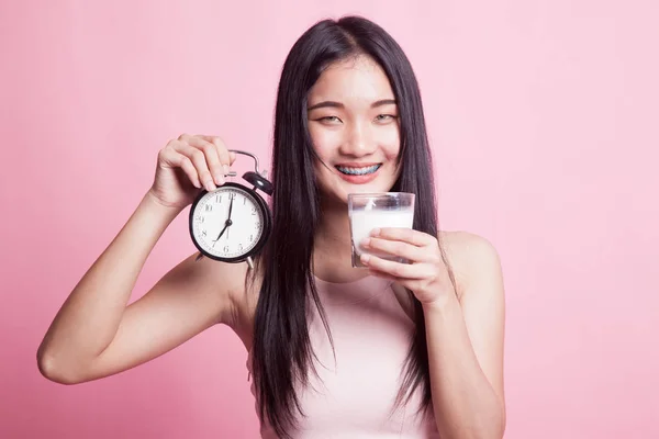 Saludable Mujer Asiática Bebiendo Vaso Leche Celebrar Reloj Sobre Fondo — Foto de Stock