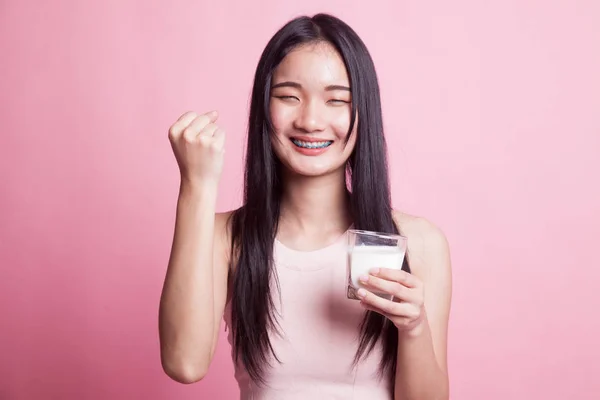 Sağlıklı Asyalı Kadın Pembe Arka Planda Bir Bardak Süt Içiyor — Stok fotoğraf