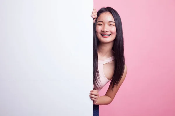 Jovem Mulher Asiática Com Sinal Branco Fundo Rosa — Fotografia de Stock