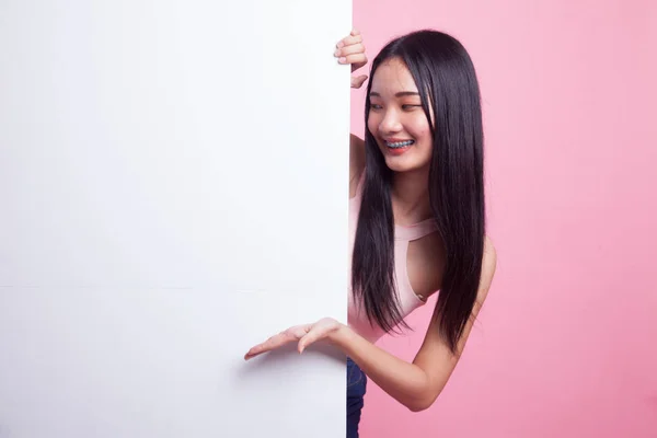 ピンクの背景に手の手のひらで若いアジア女性現在空白記号 — ストック写真
