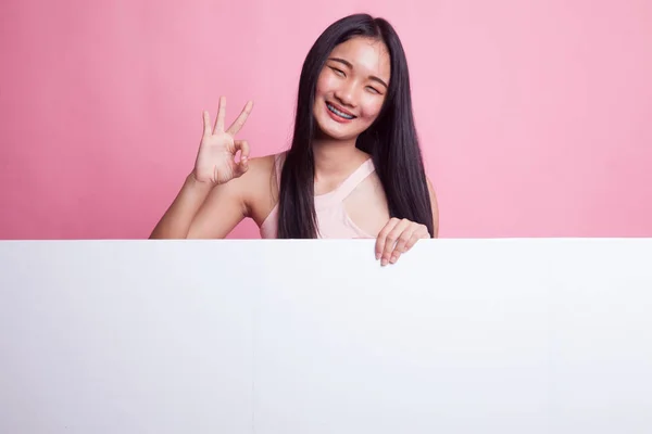Jovem Mulher Asiática Mostrar Com Sinal Branco Fundo Rosa — Fotografia de Stock