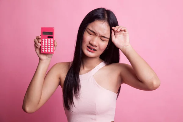 Mujer Asiática Tiene Dolor Cabeza Con Calculadora Sobre Fondo Rosa —  Fotos de Stock