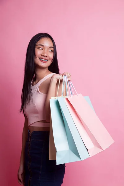 Молодая Азиатка Счастлива Сумкой Покупок Розовом Фоне — стоковое фото