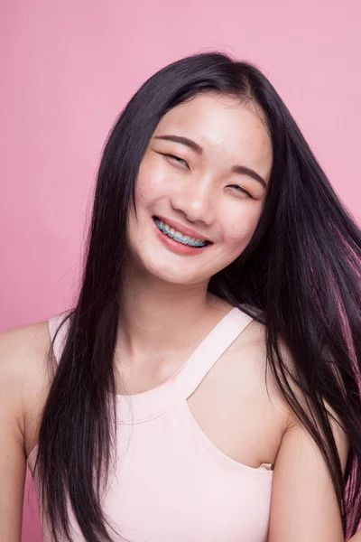 Retrato Bela Jovem Mulher Asiática Fundo Rosa — Fotografia de Stock