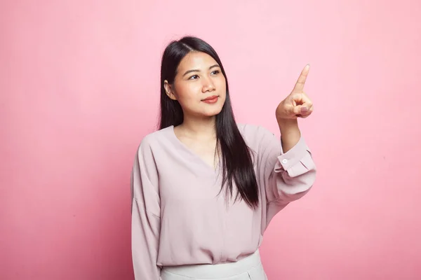 Ázsiai Megérinti Képernyőt Ujjával Rózsaszín Háttér — Stock Fotó