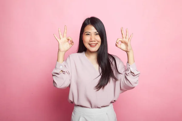 Aziatische Vrouw Tonen Dubbel Hand Teken Glimlach Roze Achtergrond — Stockfoto