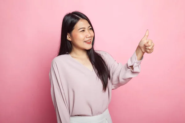 Asyalı Kadın Pembe Arka Planda Gülümsüyor — Stok fotoğraf