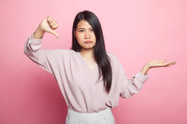 Genç Asyalı Kadın Pembe Arka Planda Baş Parmaklarını Gösteriyor — Stok fotoğraf