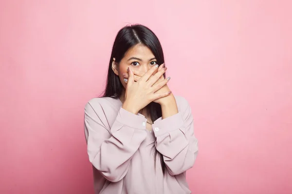 Hermosa Joven Asiática Mujer Cerrar Boca Rosa Fondo —  Fotos de Stock