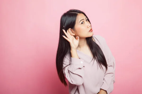 Красивая Молодая Азиатка Слушает Розовом Фоне — стоковое фото