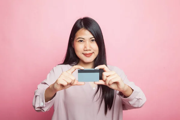 아시아 여자가 배경에 카드로 웃는다 — 스톡 사진