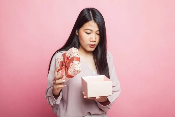 Молодая Азиатка Открывает Подарочную Коробку Розовом Фоне — стоковое фото
