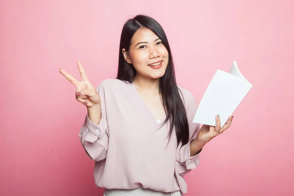Young Asian Woman Show Victor Sign Book Pink Background — Stock Photo, Image