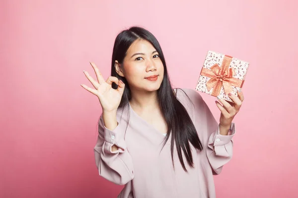 Молодая Азиатка Показать Подарочной Коробке Розовом Фоне — стоковое фото