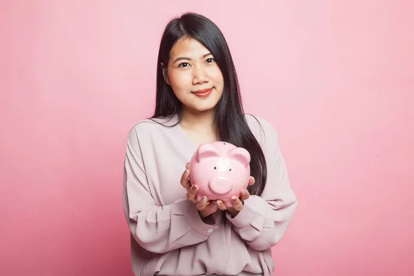 Wanita Asia Muda Dengan Koin Babi Latar Belakang Merah Muda — Stok Foto