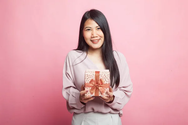 Pembe Arka Planda Hediye Kutusu Olan Genç Bir Asyalı Kadın — Stok fotoğraf