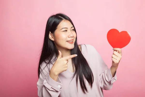 Mujer Asiática Apuntan Corazón Rojo Sobre Fondo Rosa —  Fotos de Stock