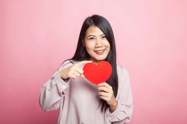 Mujer Asiática Con Corazón Rojo Sobre Fondo Rosa —  Fotos de Stock