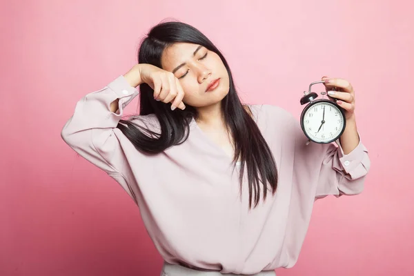 Sabah Pembe Arka Planda Saati Olan Uykulu Genç Asyalı Kadın — Stok fotoğraf