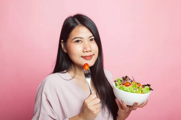 Donna Asiatica Sana Con Insalata Sfondo Rosa — Foto Stock