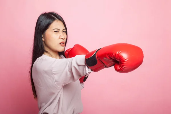 Giovane Donna Asiatica Con Guanti Boxe Rossi Sfondo Rosa — Foto Stock