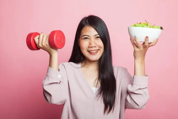 健康的亚洲女人 有哑铃和粉色背景的沙拉 — 图库照片