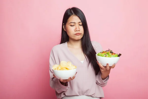Jovem Mulher Asiática Com Batatas Fritas Salada Sobre Fundo Rosa — Fotografia de Stock