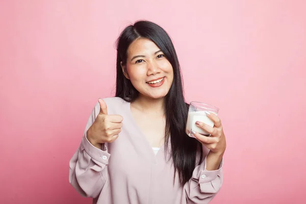 Sağlıklı Asyalı Kadın Pembe Arka Planda Bir Bardak Süt Içiyor — Stok fotoğraf