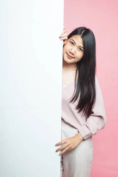 Joven Mujer Asiática Con Cartel Blanco Sobre Fondo Rosa —  Fotos de Stock