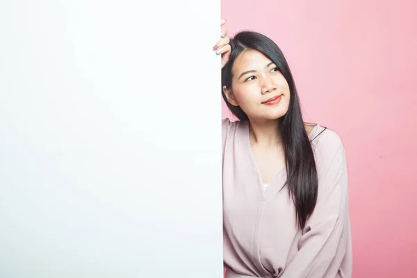 Pembe Arka Planda Boş Işareti Olan Genç Asyalı Kadın — Stok fotoğraf