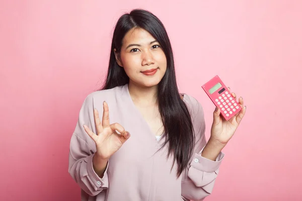 Asyalı Kadın Pembe Arka Planda Hesap Makinesiyle Iyi Görünüyor — Stok fotoğraf