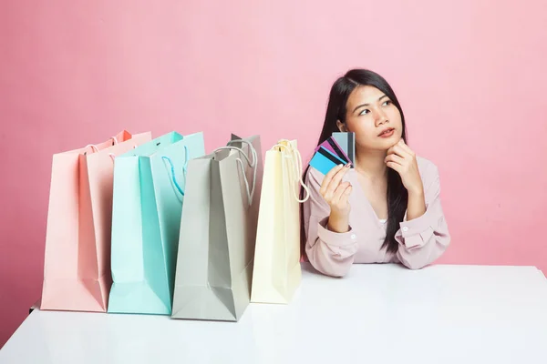 Giovane Donna Asiatica Con Shopping Bag Carta Bianca Sfondo Rosa — Foto Stock
