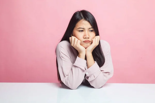 Asiática Chica Con Triste Emoción Rosa Fondo —  Fotos de Stock