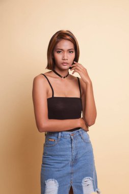 Bej arka planda güzel bir Asyalı kadının portresi.