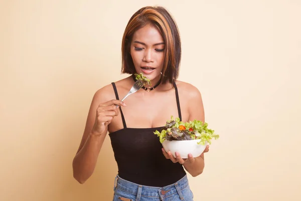 ベージュを背景にサラダ付き健康的なアジアの女性 — ストック写真