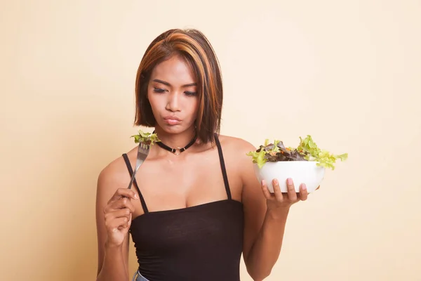 アジアの女性はベージュの背景にサラダが嫌い — ストック写真